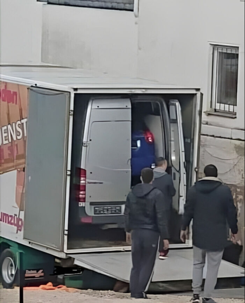 Diez fotografías que plantean más preguntas que respuestas, publicadas por "Imágenes que necesitan más contexto"