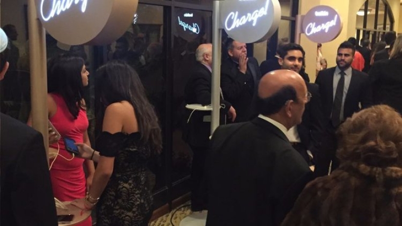 Digital research: a startup girl forced her wedding guests to take selfies and sit in social networks