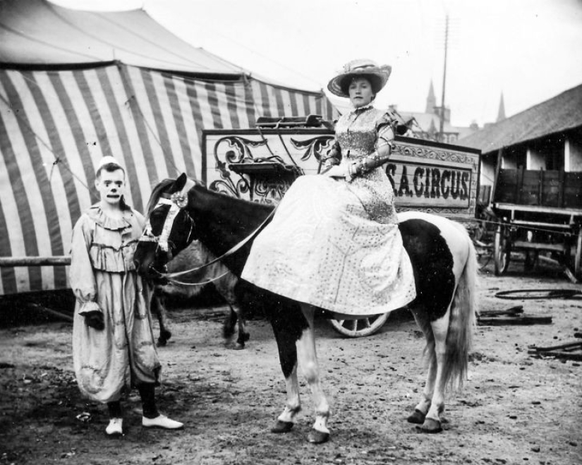 Disfraces extraños, acróbatas y payasos espeluznantes: fotografías de un circo ambulante en 1910 Disfraces extraños, acróbatas y payasos espeluznantes: fotografías de un circo ambulante en 1910