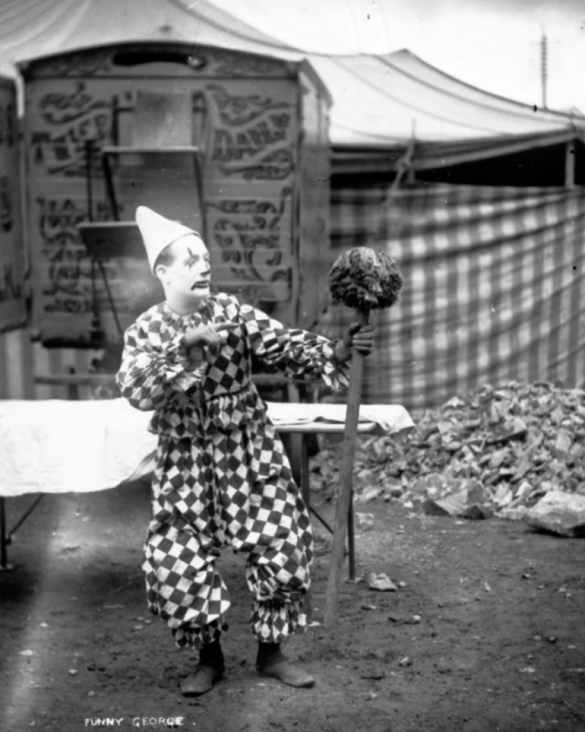 Disfraces extraños, acróbatas y payasos espeluznantes: fotografías de un circo ambulante en 1910 Disfraces extraños, acróbatas y payasos espeluznantes: fotografías de un circo ambulante en 1910