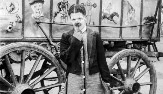 Disfraces extraños, acróbatas y payasos espeluznantes: fotografías de un circo ambulante en 1910