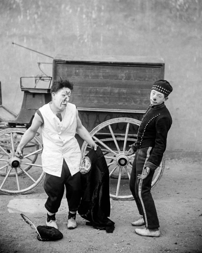 Disfraces extraños, acróbatas y payasos espeluznantes: fotografías de un circo ambulante en 1910 Disfraces extraños, acróbatas y payasos espeluznantes: fotografías de un circo ambulante en 1910