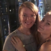 Dos feministas rusas caminaron por el centro de Nueva York, exponiendo sus senos