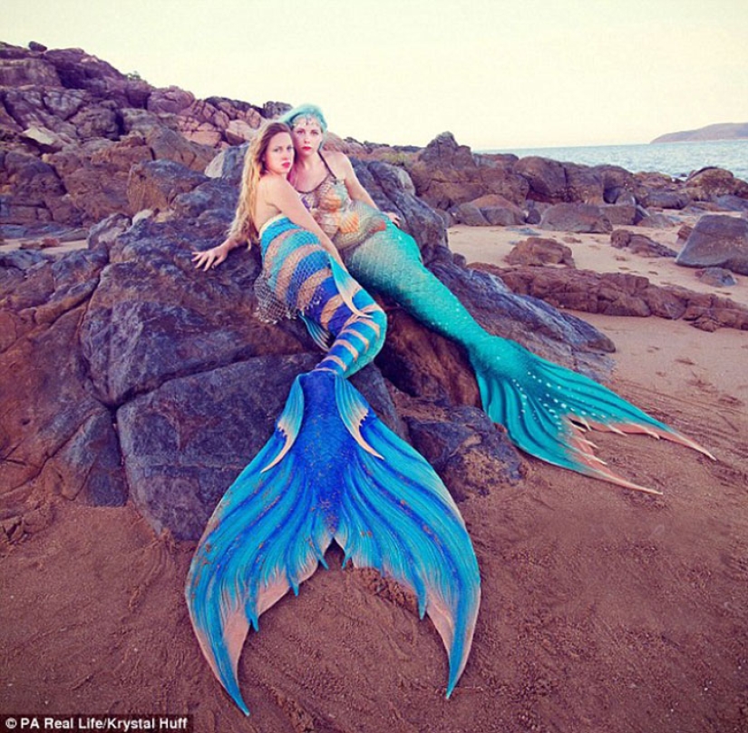 Dos sirenitas: novias obsesionadas con Disney han crecido colas de silicona y nadan con tiburones