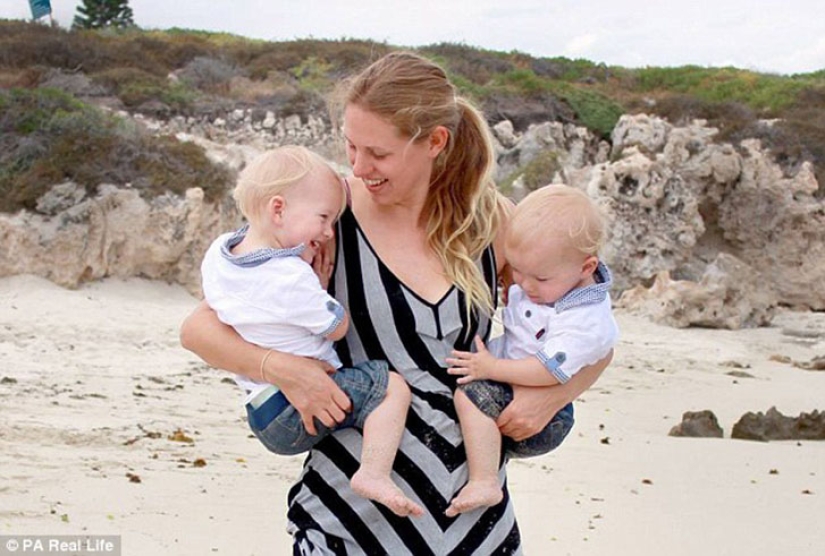 Dos sirenitas: novias obsesionadas con Disney han crecido colas de silicona y nadan con tiburones