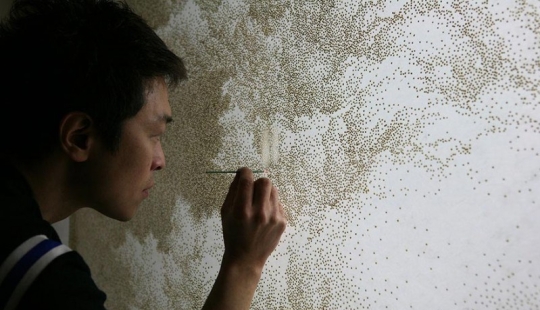 Dot art: el artista quema papel con varitas de incienso para crear pinturas increíbles