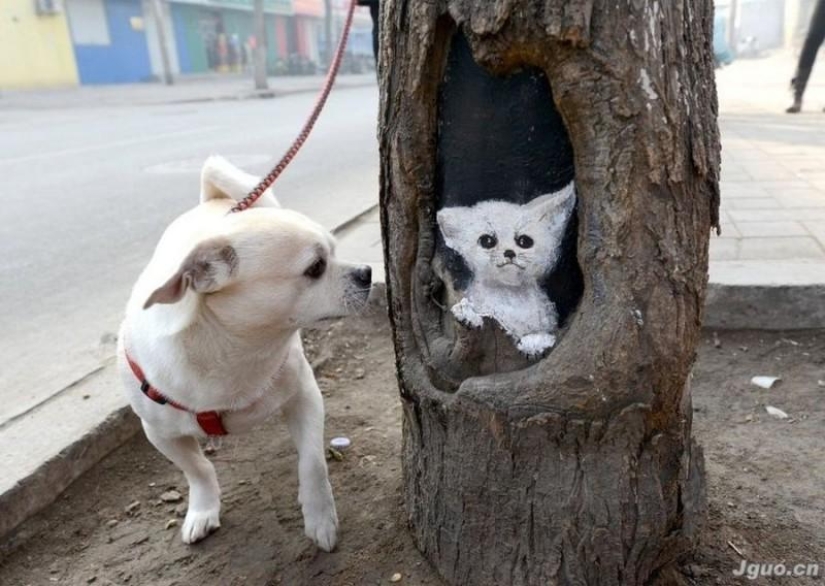 Drawings on the trees cheer up the townspeople Drawings on the trees cheer up the townspeople