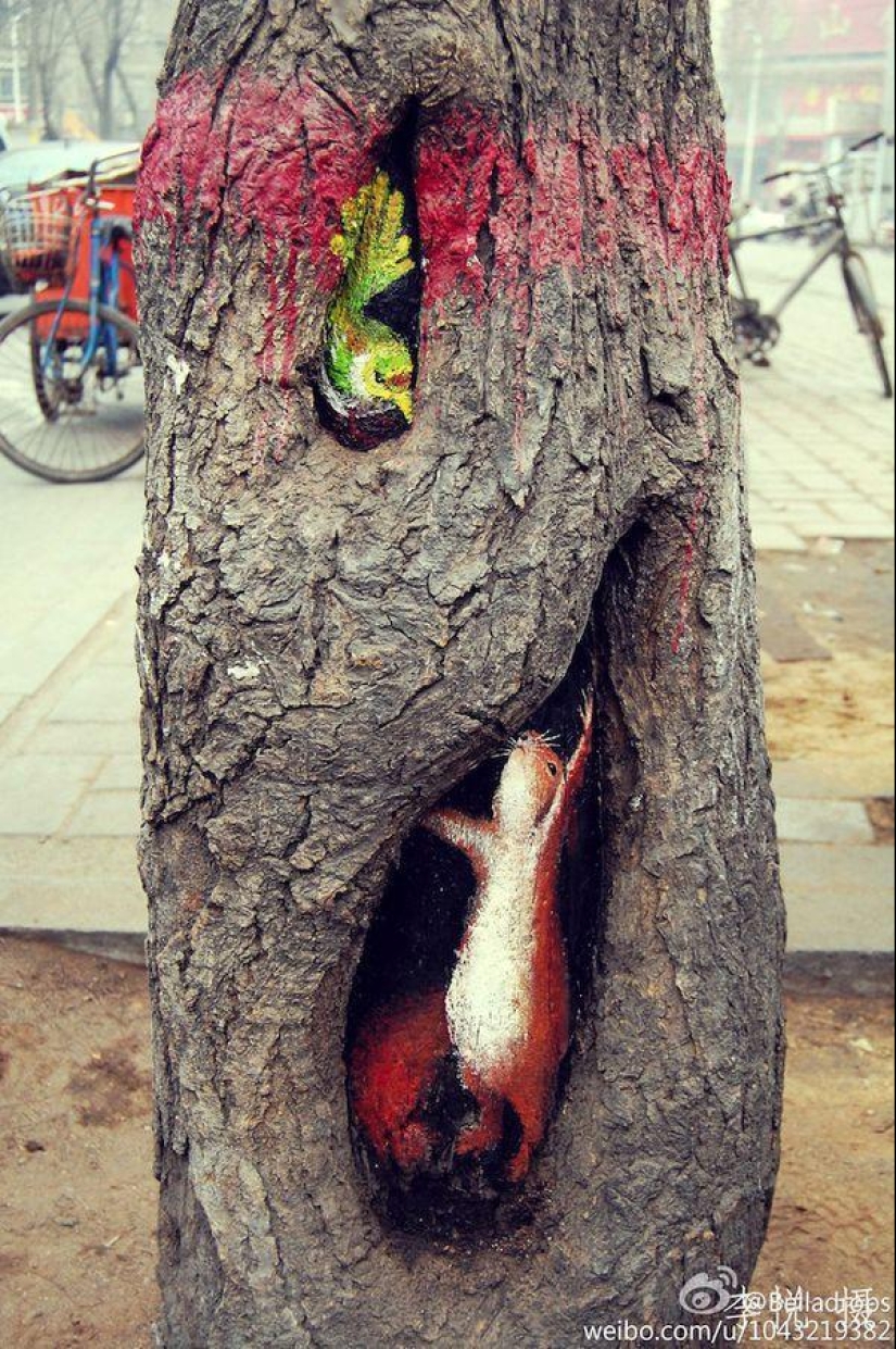 Drawings on the trees cheer up the townspeople Drawings on the trees cheer up the townspeople