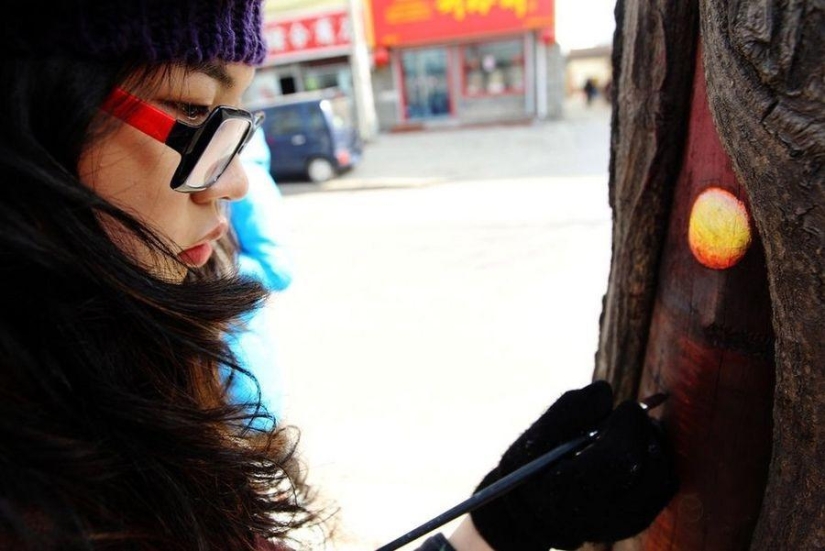 Drawings on the trees cheer up the townspeople Drawings on the trees cheer up the townspeople