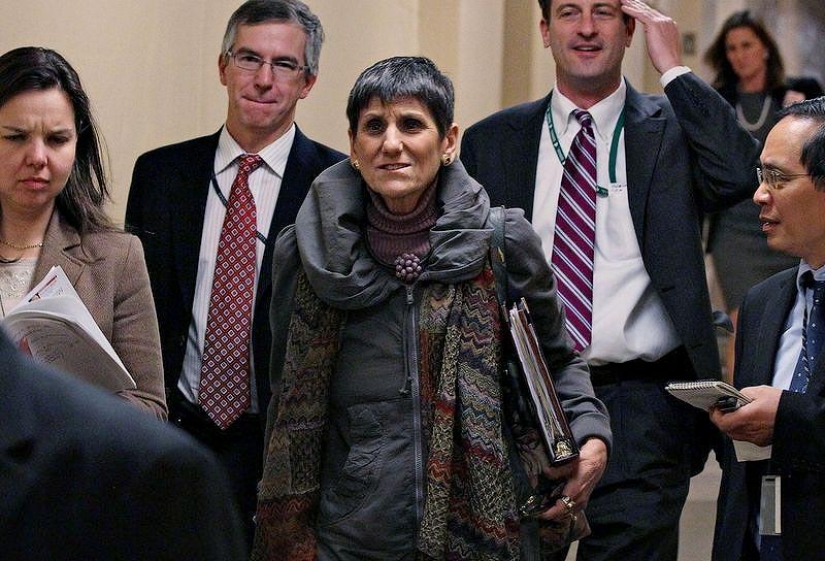 "Dress code? No, I didn’t hear ”: An extravagant female politician from the USA in hipster outfits