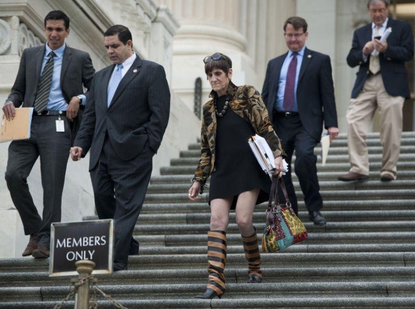 "Dress code? No, I didn’t hear ”: An extravagant female politician from the USA in hipster outfits
