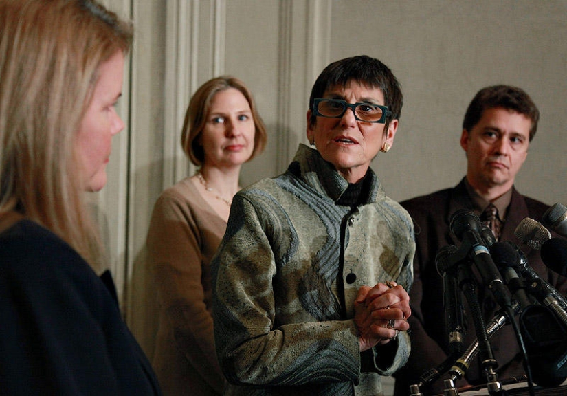 "Dress code? No, I didn’t hear ”: An extravagant female politician from the USA in hipster outfits