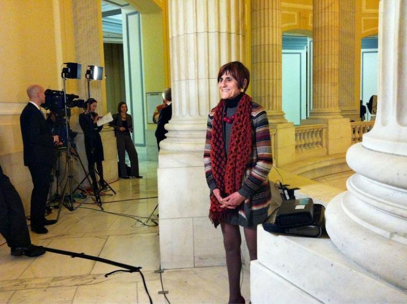 "Dress code? No, I didn’t hear ”: An extravagant female politician from the USA in hipster outfits