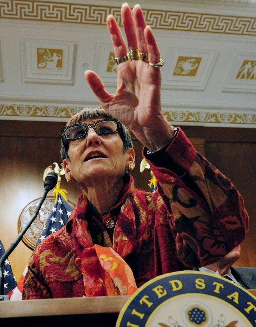 "Dress code? No, I didn’t hear ”: An extravagant female politician from the USA in hipster outfits