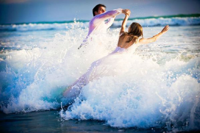 Dress in the trash - freaky wedding photography trend