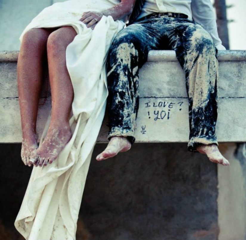 Dress in the trash - freaky wedding photography trend
