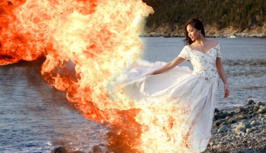 Dress in the trash - freaky wedding photography trend