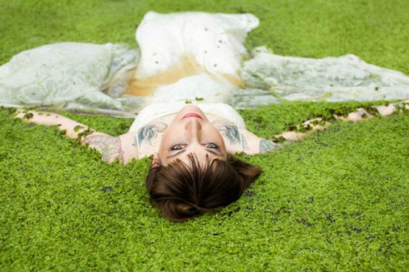 Dress in the trash - freaky wedding photography trend
