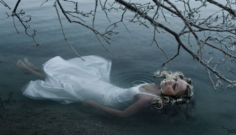 Dress in the trash - freaky wedding photography trend