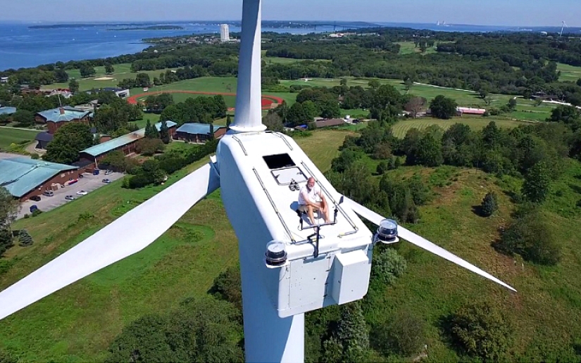 Drone captado tomando el sol en un molino de viento