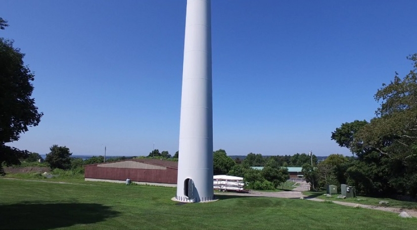 Drone captado tomando el sol en un molino de viento