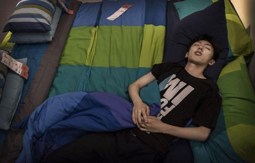 Durmientes en la tienda IKEA Durmientes en la tienda IKEA