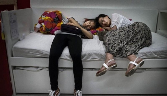 Durmientes en la tienda IKEA