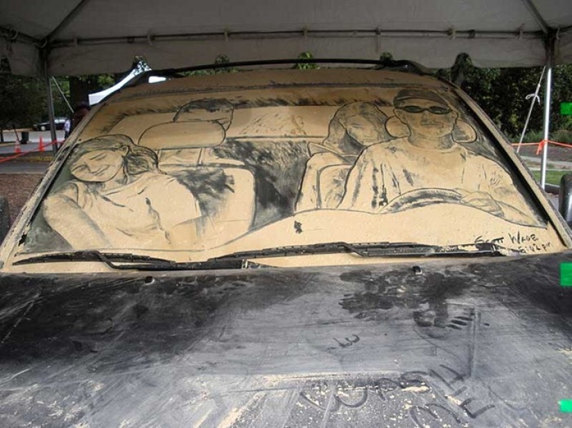 Dusty work: the artist paints cool paintings on dirty car windows