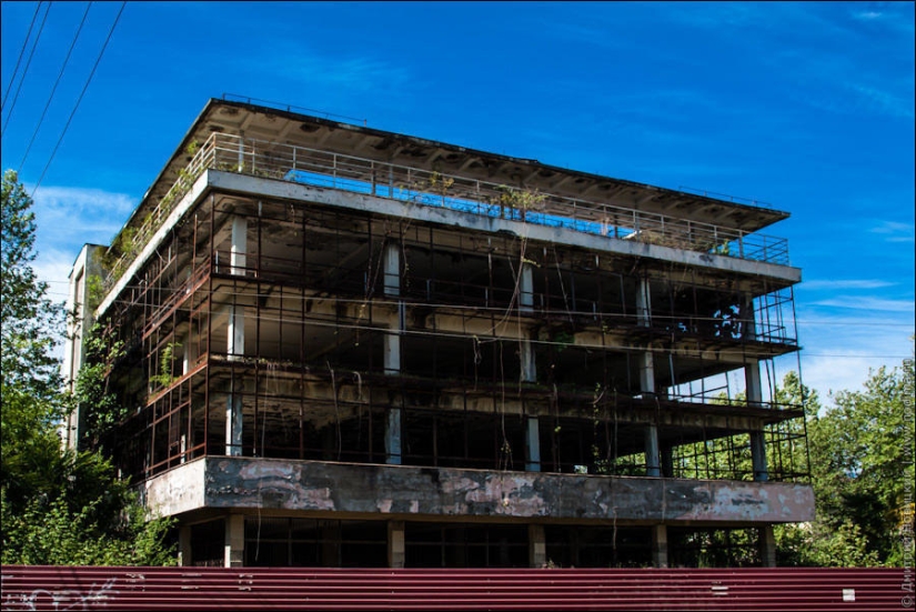 Edificios abandonados y devastación en Abjasia