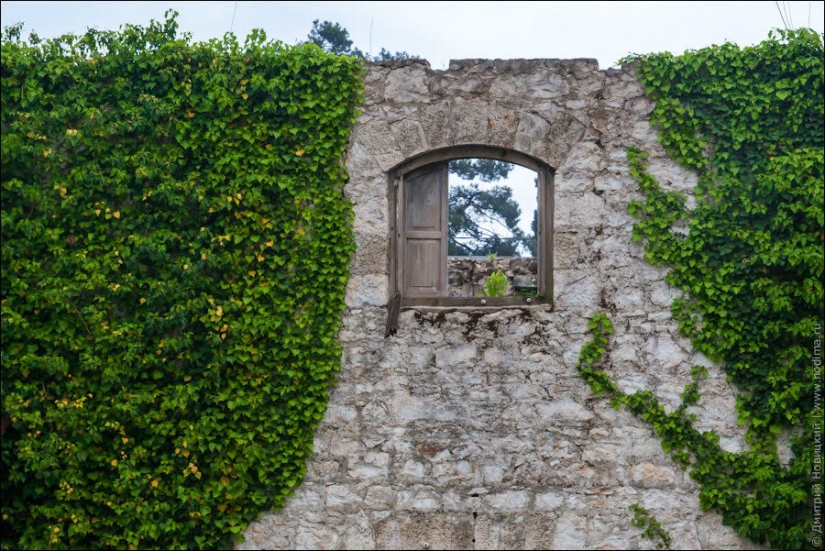 Edificios abandonados y devastación en Abjasia