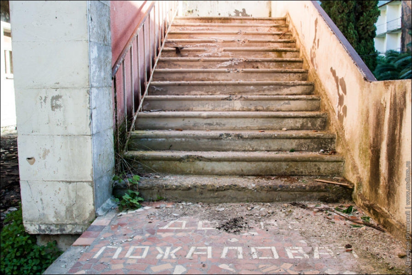 Edificios abandonados y devastación en Abjasia
