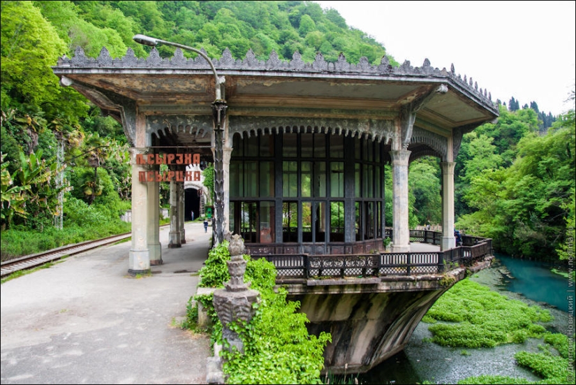 Edificios abandonados y devastación en Abjasia