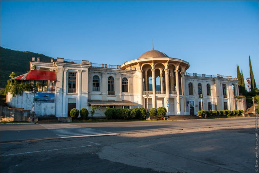 Edificios abandonados y devastación en Abjasia