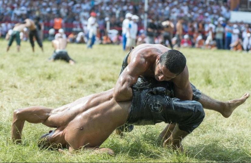 Eggs or life: why do Turkish men put their hands in each other's pants? Eggs or life: why do Turkish men put their hands in each other's pants?