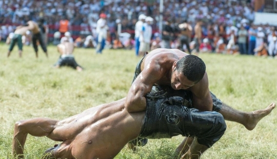 Eggs or life: why do Turkish men put their hands in each other's pants?