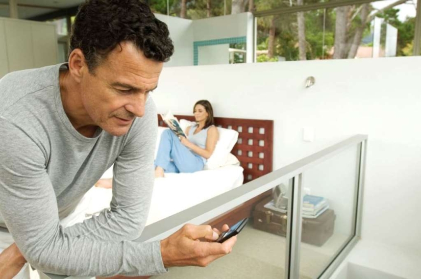 El 74% de los hombres y el 68% de las mujeres engañarían a sus cónyuges si estuvieran seguros de que nunca se enterarían. El 74% de los hombres y el 68% de las mujeres engañarían a sus cónyuges si estuvieran seguros de que nunca se enterarían.