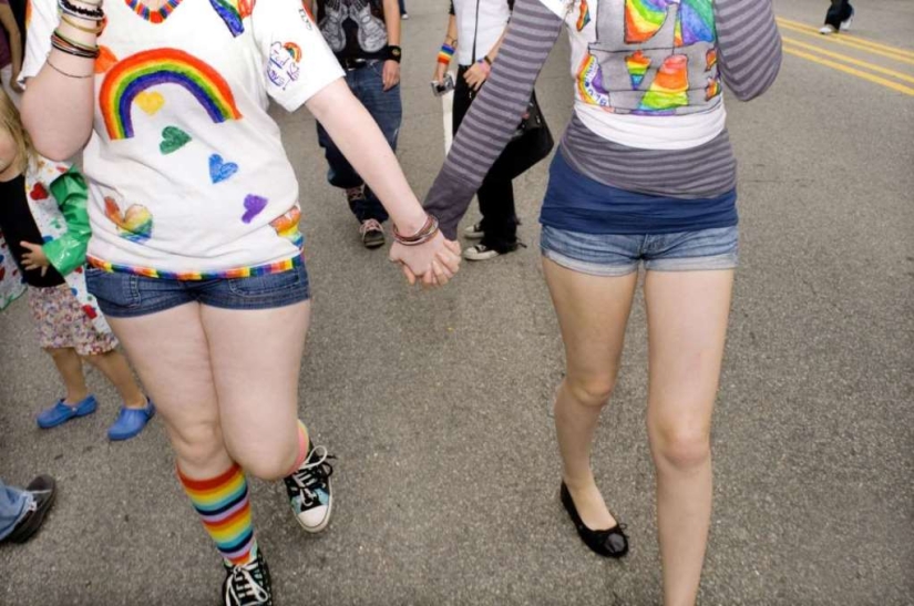 El 74% de los hombres y el 68% de las mujeres engañarían a sus cónyuges si estuvieran seguros de que nunca se enterarían. El 74% de los hombres y el 68% de las mujeres engañarían a sus cónyuges si estuvieran seguros de que nunca se enterarían.