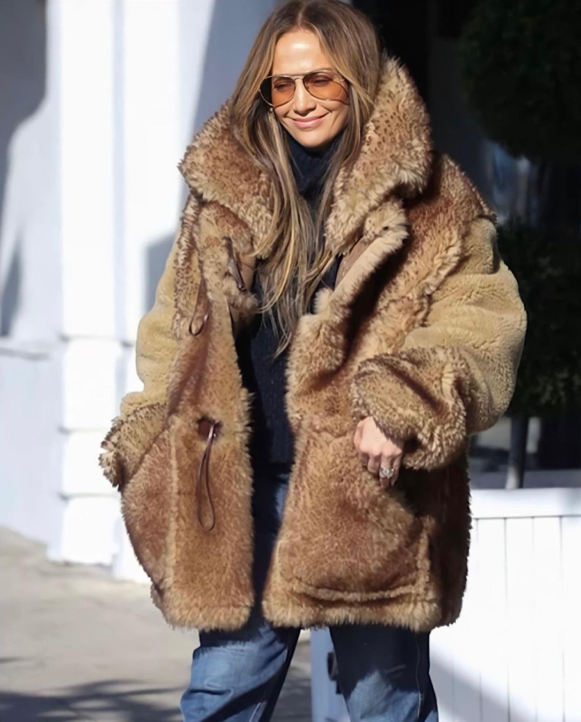 El abrigo de piel más de moda del invierno 2023 - Jennifer Lopez
