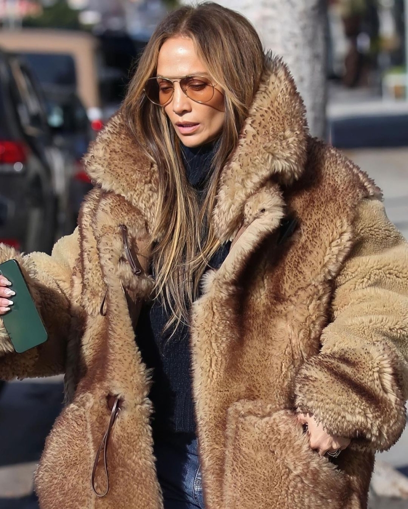 El abrigo de piel más de moda del invierno 2023 - Jennifer Lopez