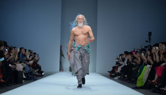 el abuelo de 80 años se convirtió en modelo, demostrando que la edad es solo un número