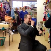 El amante le propuso matrimonio con la ayuda del gatito Gandalf del refugio