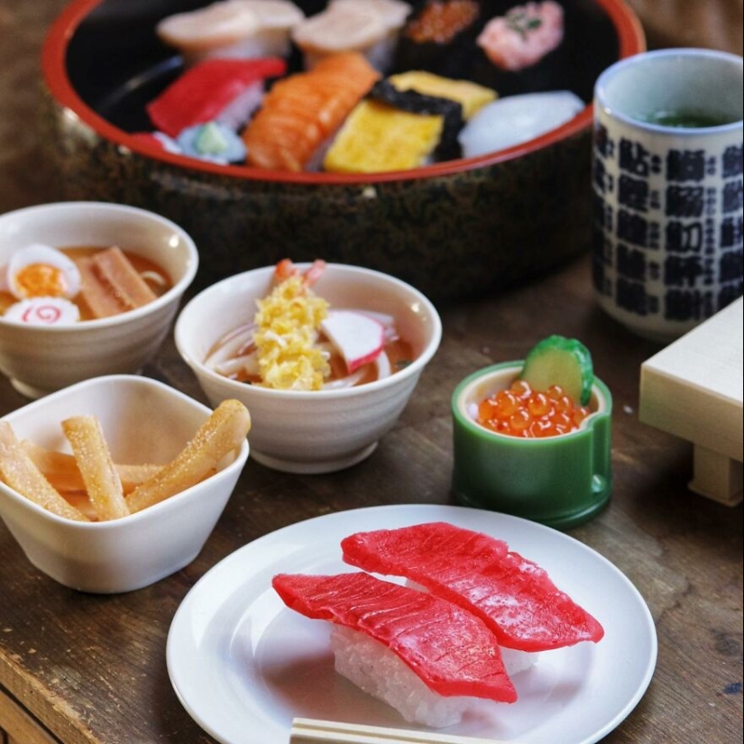 El artista cocina una ilusión con sus réplicas de alimentos realistas (Parte 2)