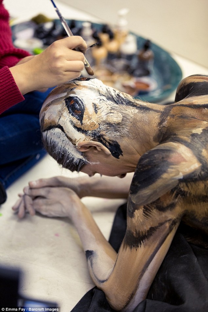 El artista convierte fachadas aburridas en escenas brillantes llenas de vida