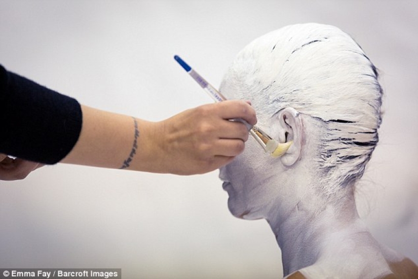 El artista convierte fachadas aburridas en escenas brillantes llenas de vida