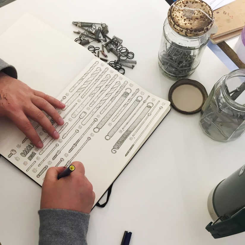 El artista decidió honrar la memoria de su abuelo dibujando cada uno de los 100.000 artículos de su despensa.