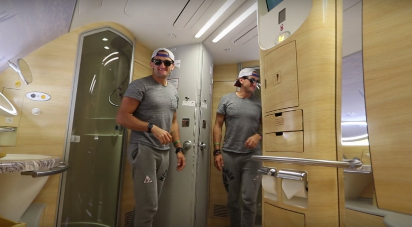 El blogger estadounidense voló de Dubai a Nueva York en primera clase de forma gratuita, un boleto que cuesta 2 21,000 El blogger estadounidense voló de Dubai a Nueva York en primera clase de forma gratuita, un boleto que cuesta 2 21,000