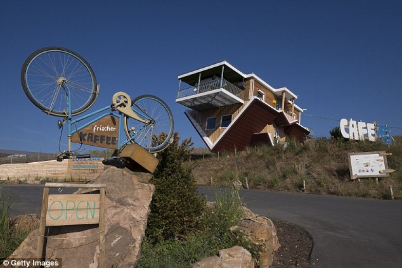 El café alemán, donde todo está al revés, es muy popular entre los turistas El café alemán, donde todo está al revés, es muy popular entre los turistas