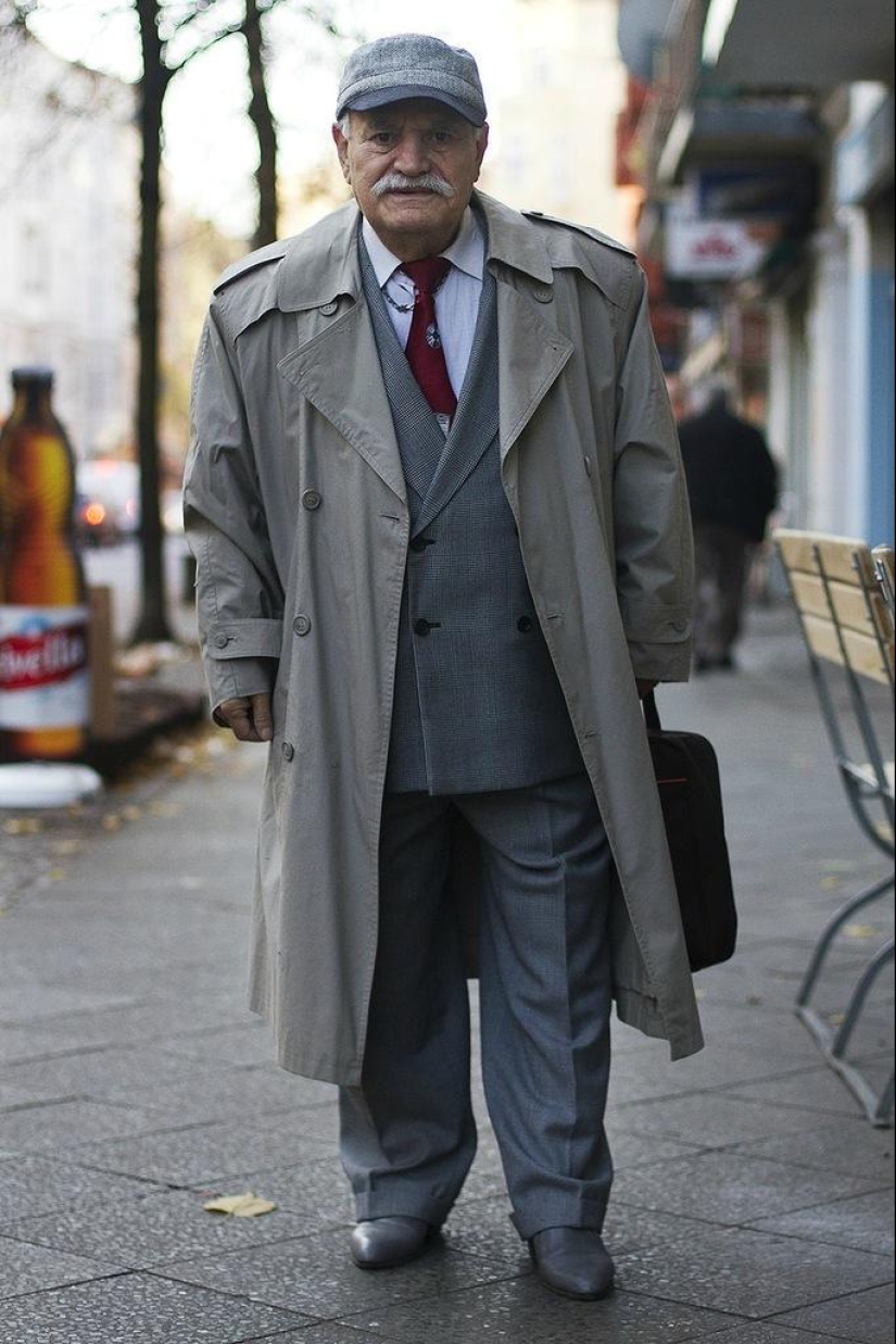 El carismático anciano Ali demuestra un nuevo arco todos los días. El carismático anciano Ali demuestra un nuevo arco todos los días.