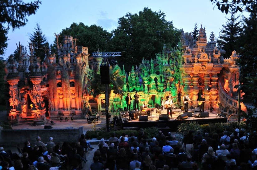 El cartero &quot;Palacio Ideal&quot; Cheval