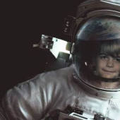 El diseñador colocó fotos infantiles de actores en carteles de películas